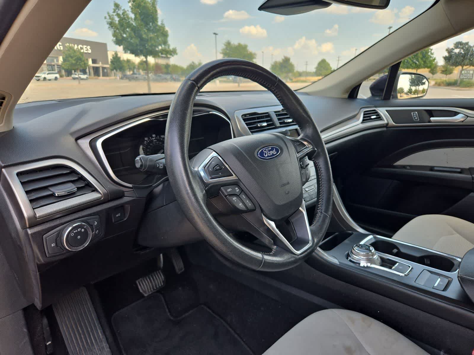 Used 2019 Ford Fusion SE w/ Equipment Group 151A FWD image 2
