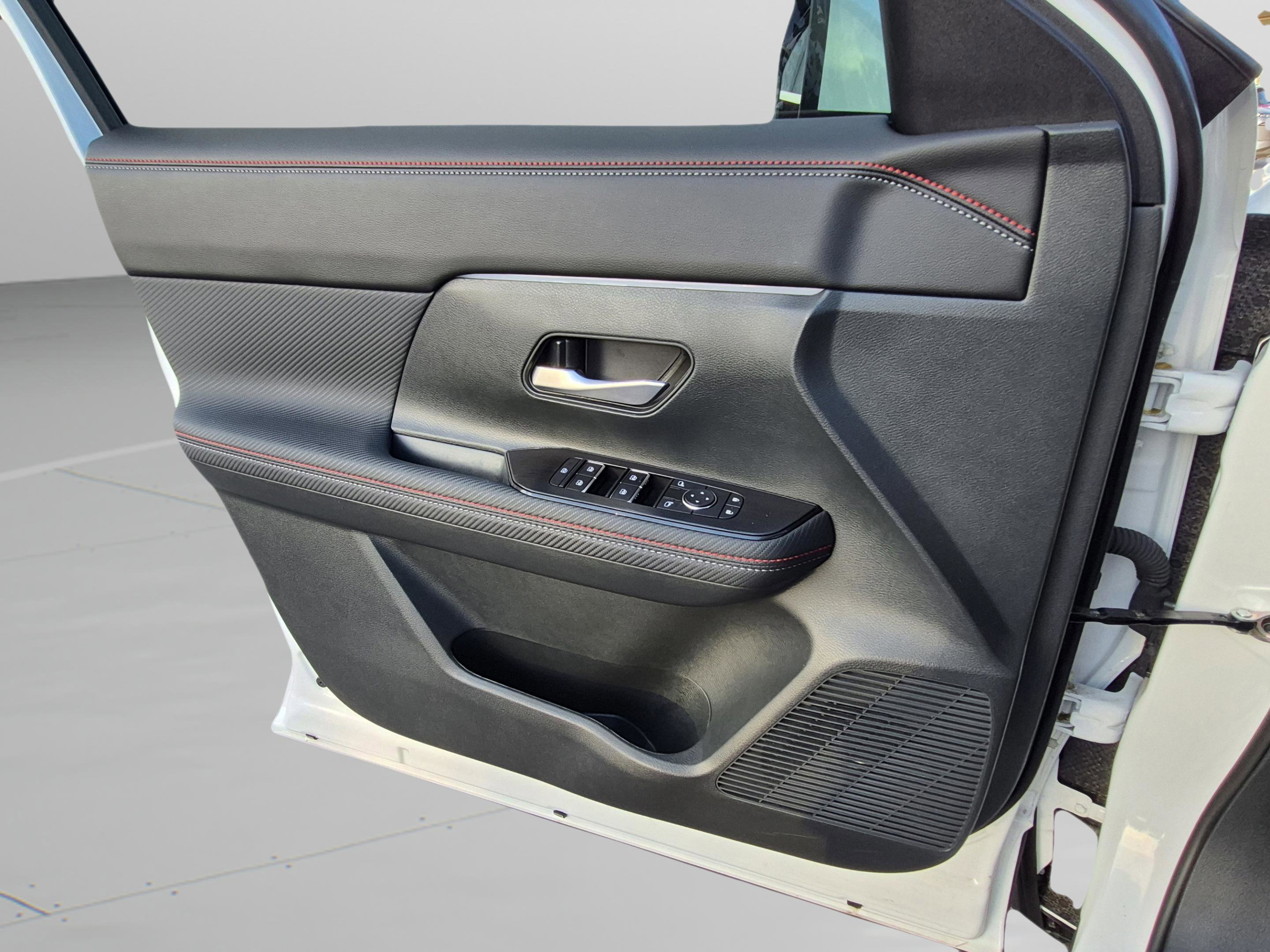 Certified 2025 Nissan Kicks SR FWD image 23