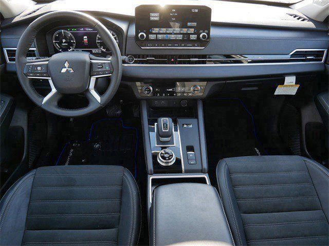 Used 2025 Mitsubishi Outlander SE image 11