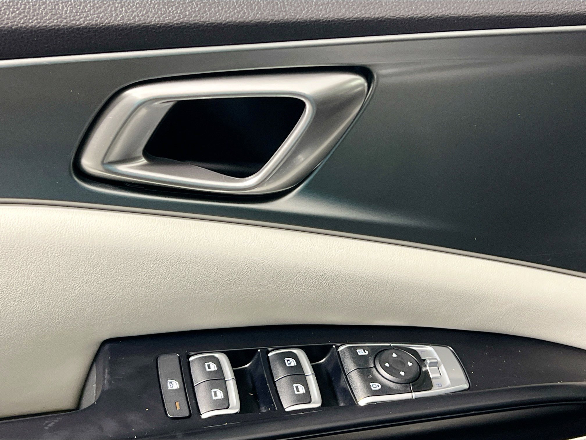 Used 2023 Kia Carnival LX image 16