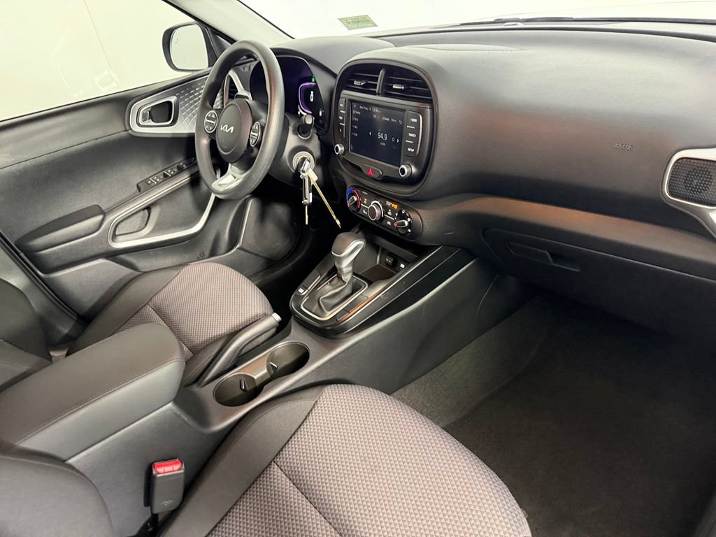 Used 2025 Kia Soul LX w/ LX Technology Package FWD image 16