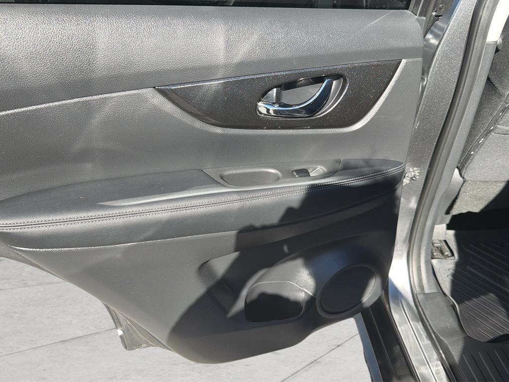 Used 2020 Nissan Rogue SV FWD image 25