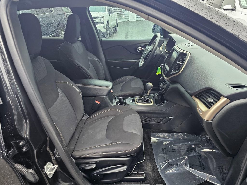 Used 2015 Jeep Cherokee Latitude w/ Cold Weather Group image 10