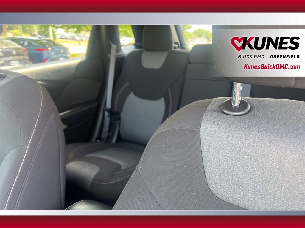 Used 2018 Jeep Cherokee Latitude w/ Safety Group AWD/4WD image 34