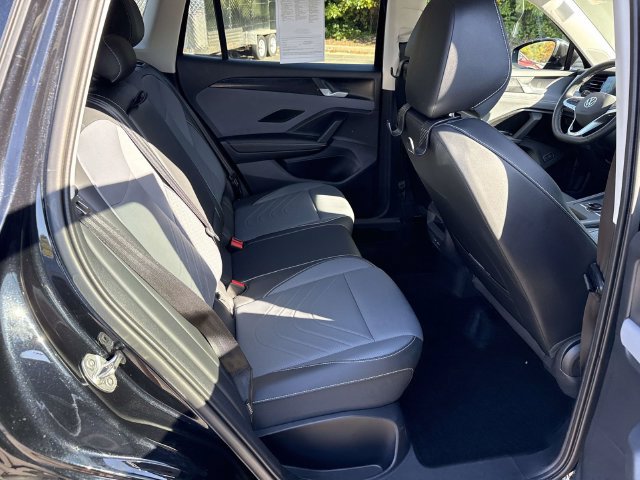 Used 2025 Volkswagen Tiguan SE AWD/4WD image 39