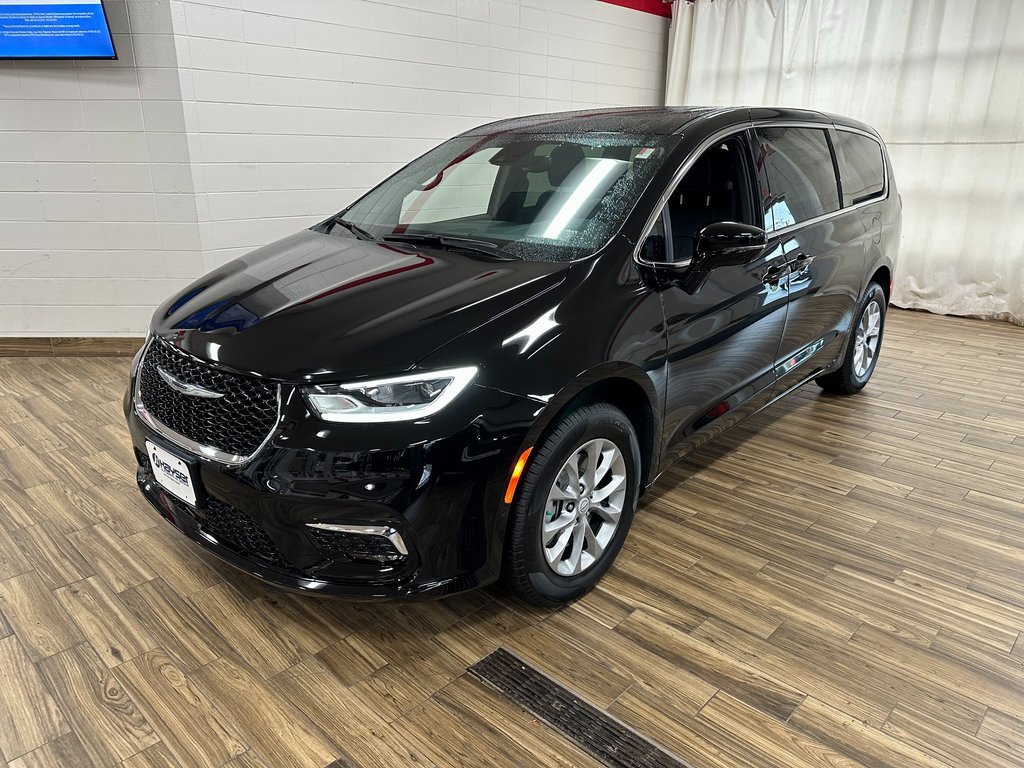 New 2026 Chrysler Pacifica Select image 1