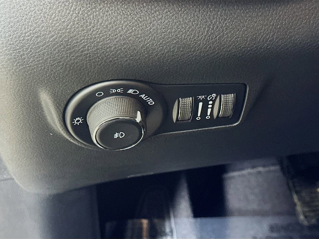 Used 2026 Jeep Compass Latitude image 21