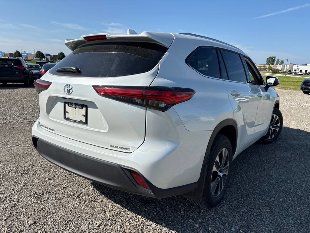 Used 2022 Toyota Highlander XLE AWD/4WD image 8