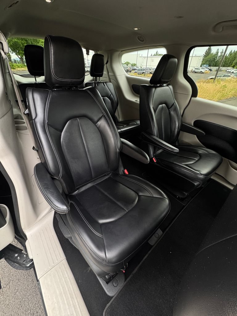 Used 2023 Chrysler Pacifica Touring-L FWD image 29