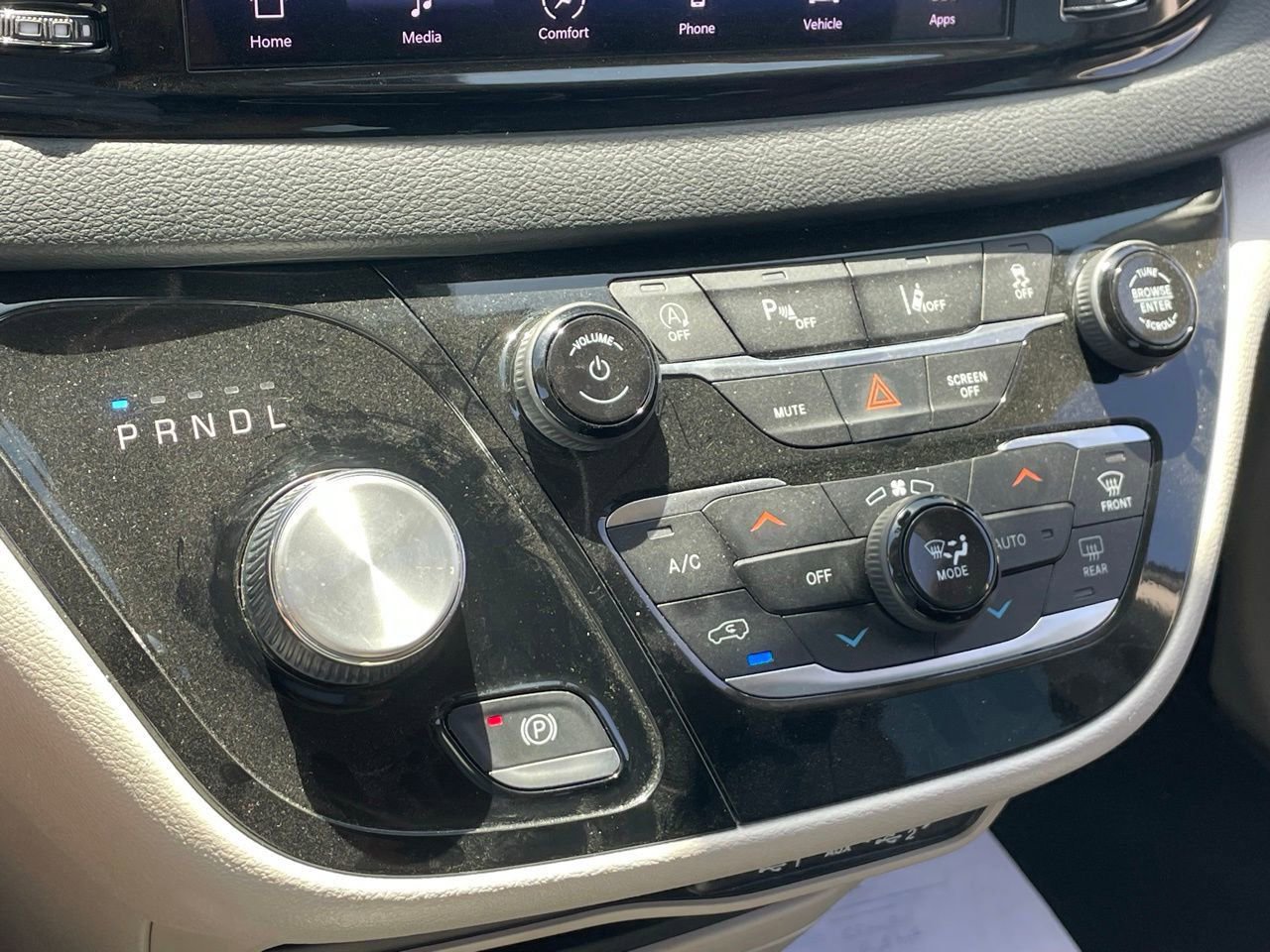 Used 2023 Chrysler Pacifica Touring-L FWD image 9