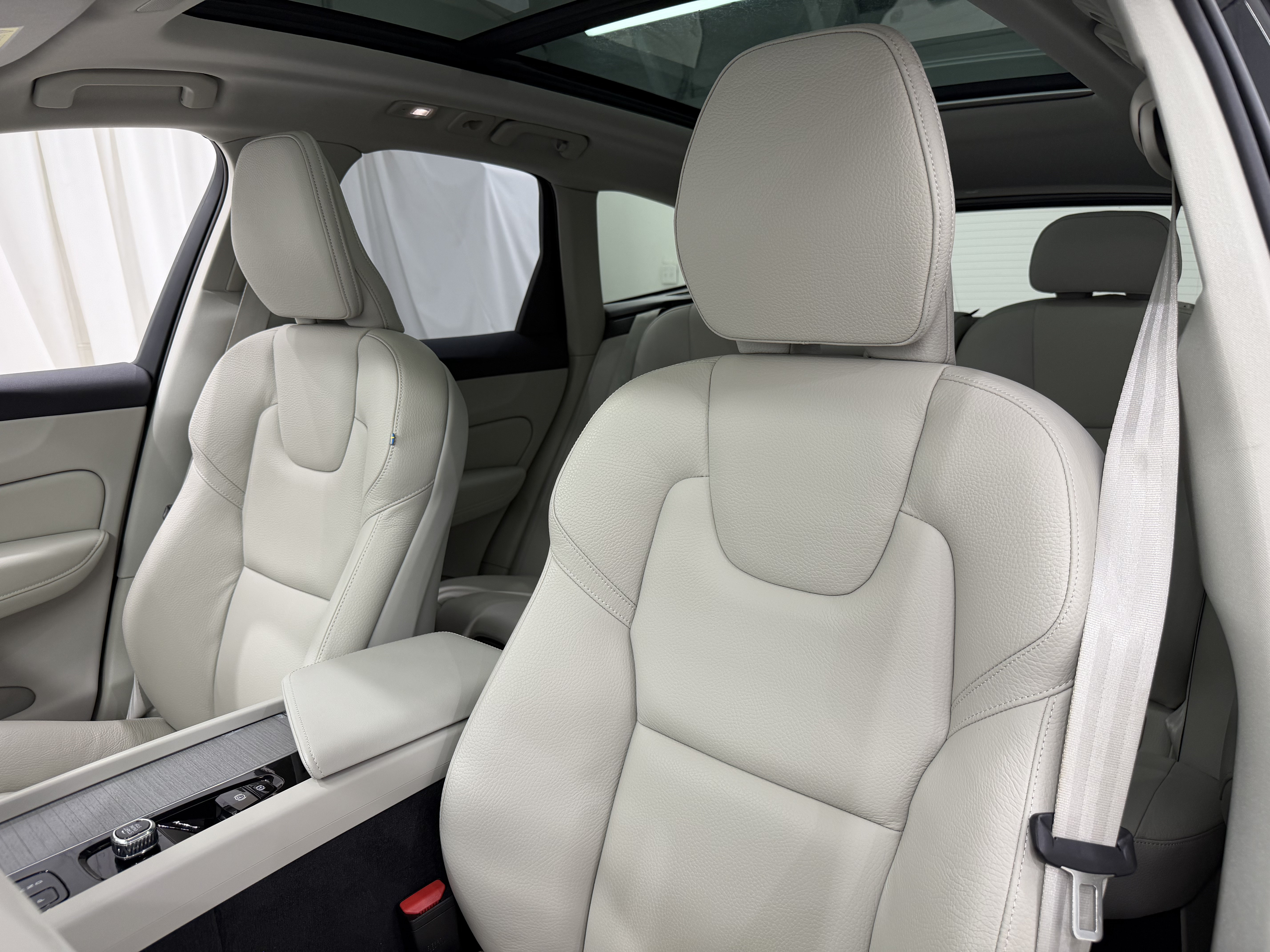 Used 2025 Volvo XC60 B5 Plus w/ Climate Package PRO AWD/4WD image 30