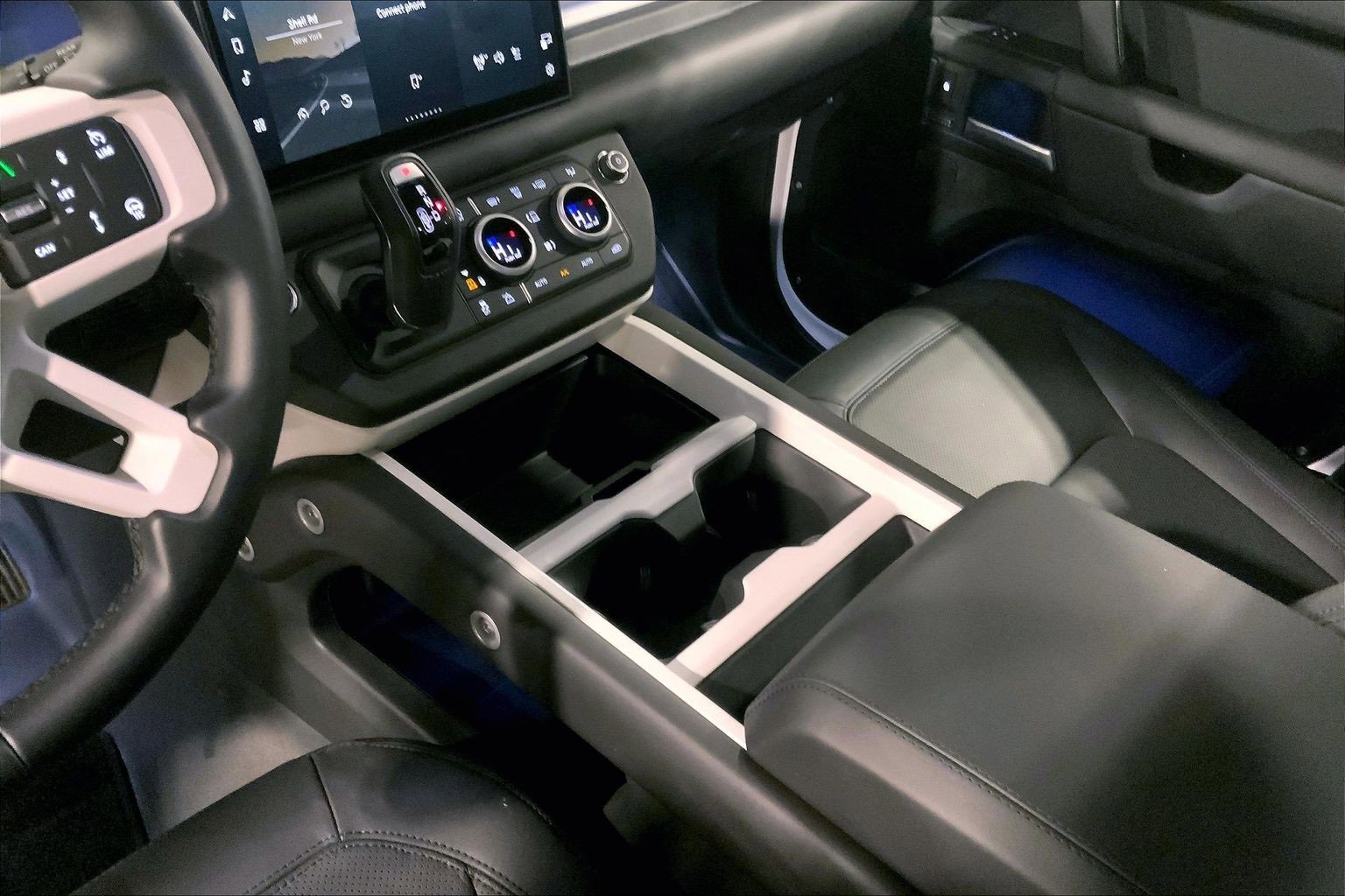 Used 2025 Land Rover Defender 130 X-Dynamic SE image 16