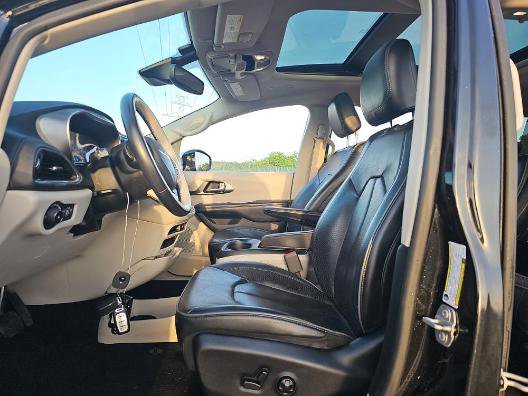 Used 2019 Chrysler Pacifica Limited w/ Tire & Wheel Group image 6