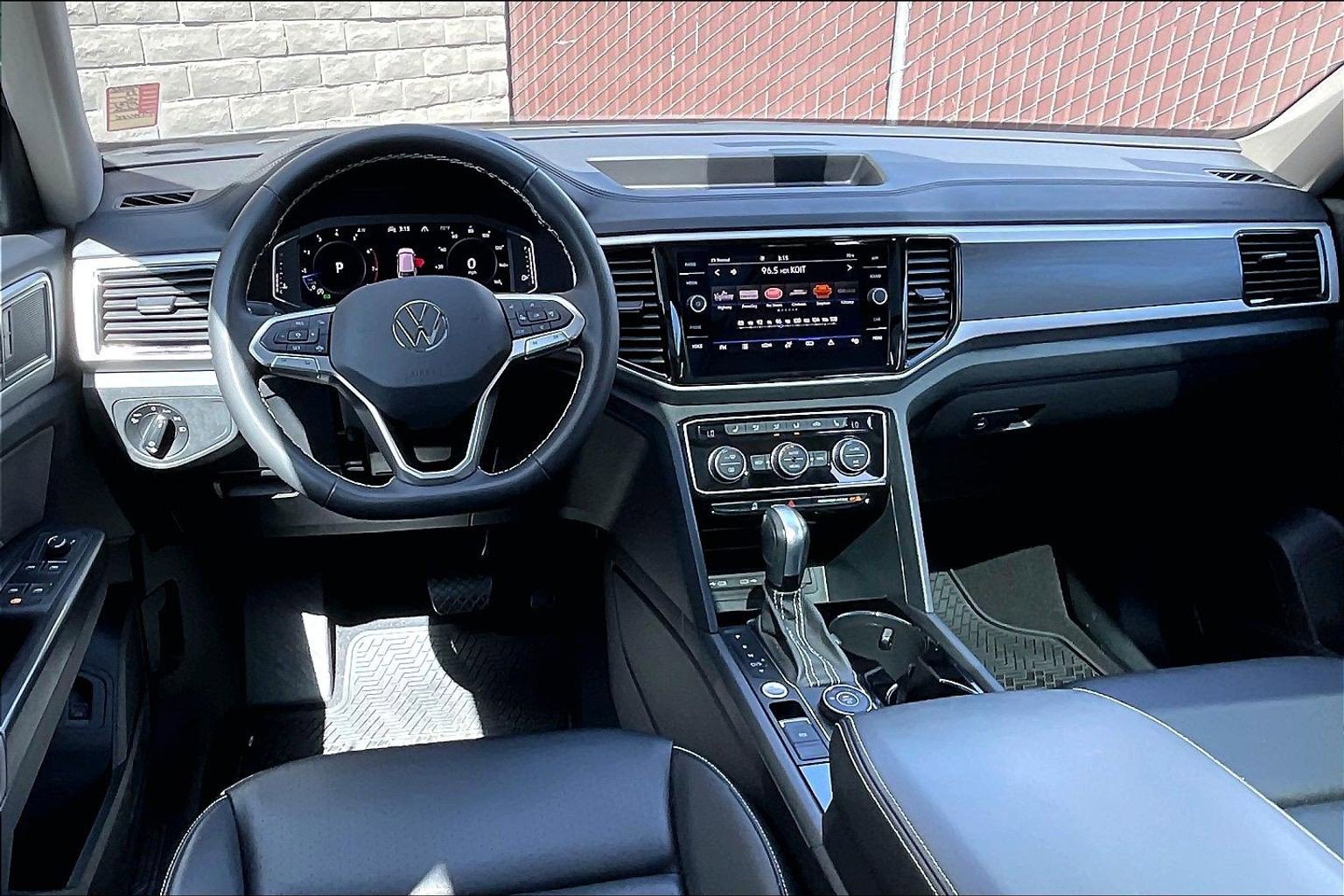 Certified 2023 Volkswagen Atlas SE w/ Panoramic Sunroof Package AWD/4WD image 4