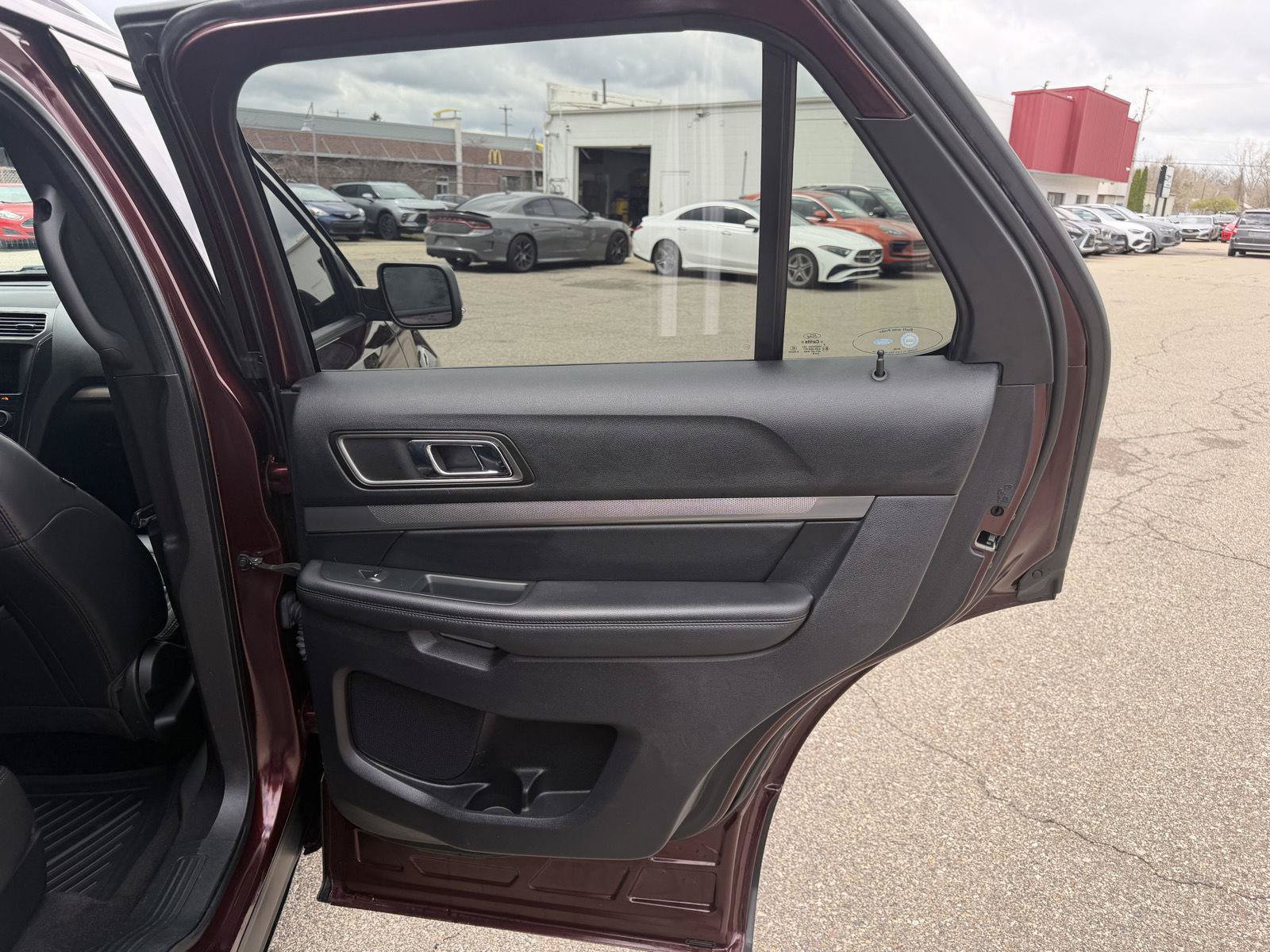 Used 2019 Ford Explorer XLT w/ Equipment Group 202A FWD image 23