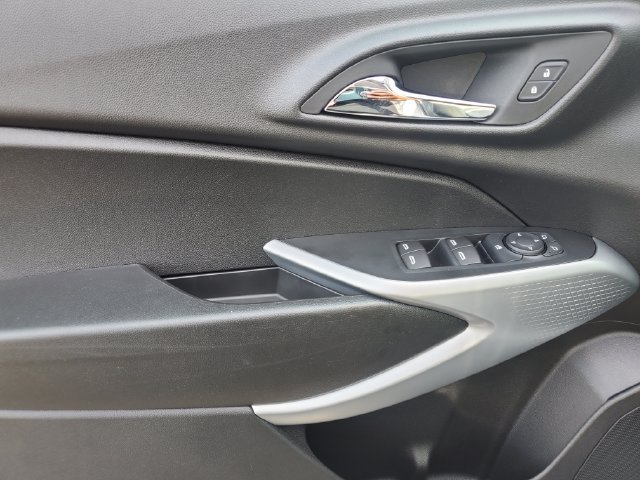 Certified 2024 Chevrolet Trax RS w/ Driver Confidence Package FWD image 17