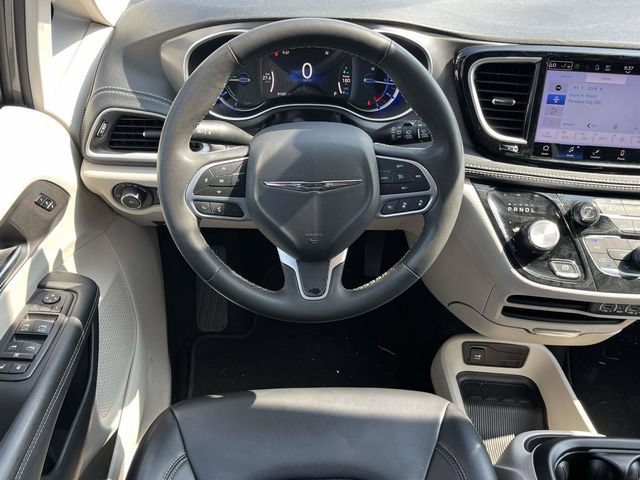 Used 2023 Chrysler Pacifica Touring-L FWD image 17