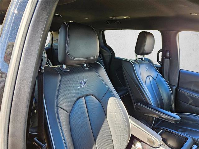 Used 2021 Chrysler Pacifica Limited w/ Uconnect Theater Family Group image 23