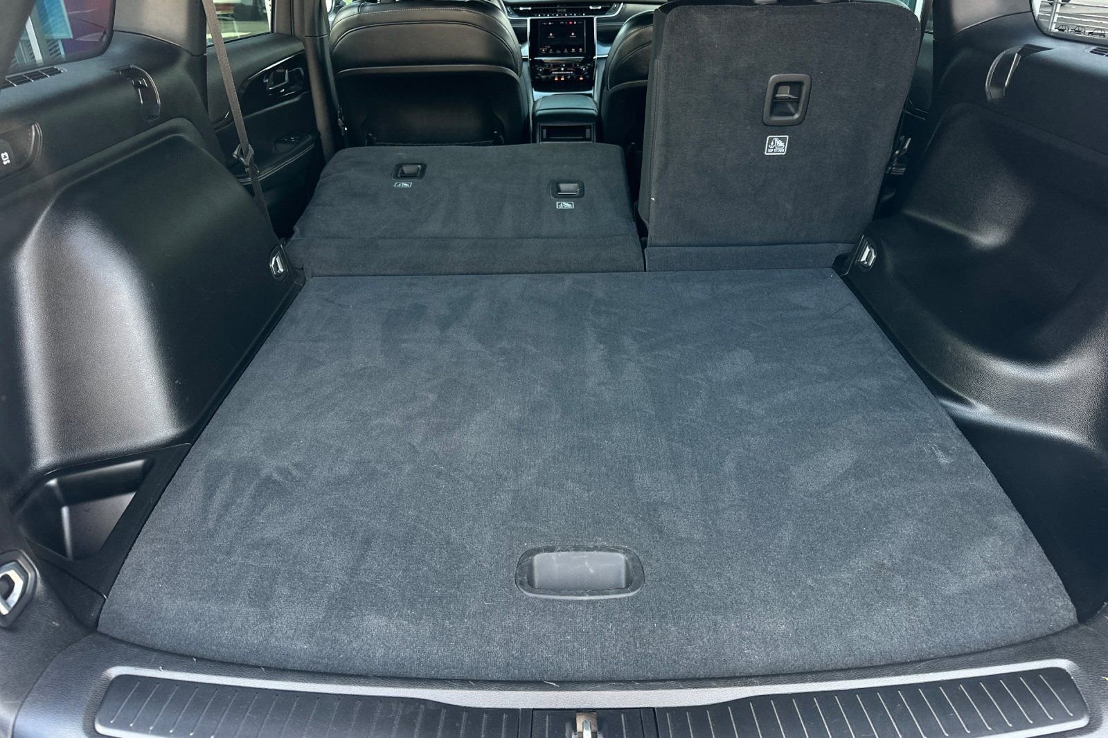 Used 2023 Jeep Grand Cherokee Altitude image 18