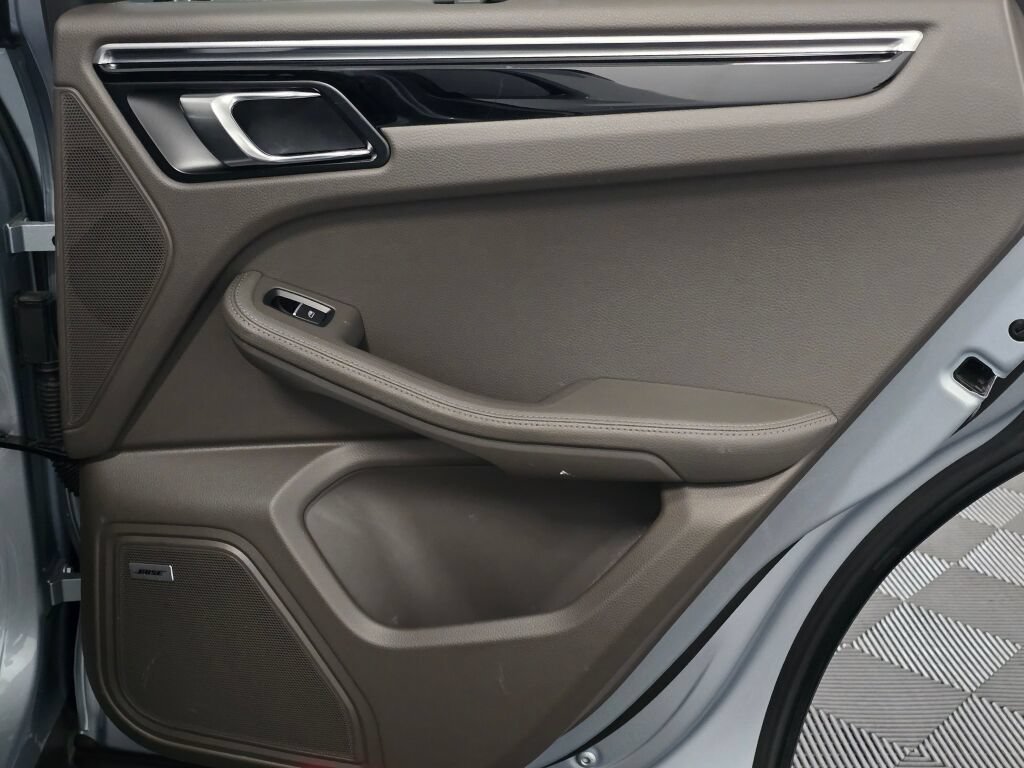 Certified 2024 Porsche Macan AWD/4WD image 26