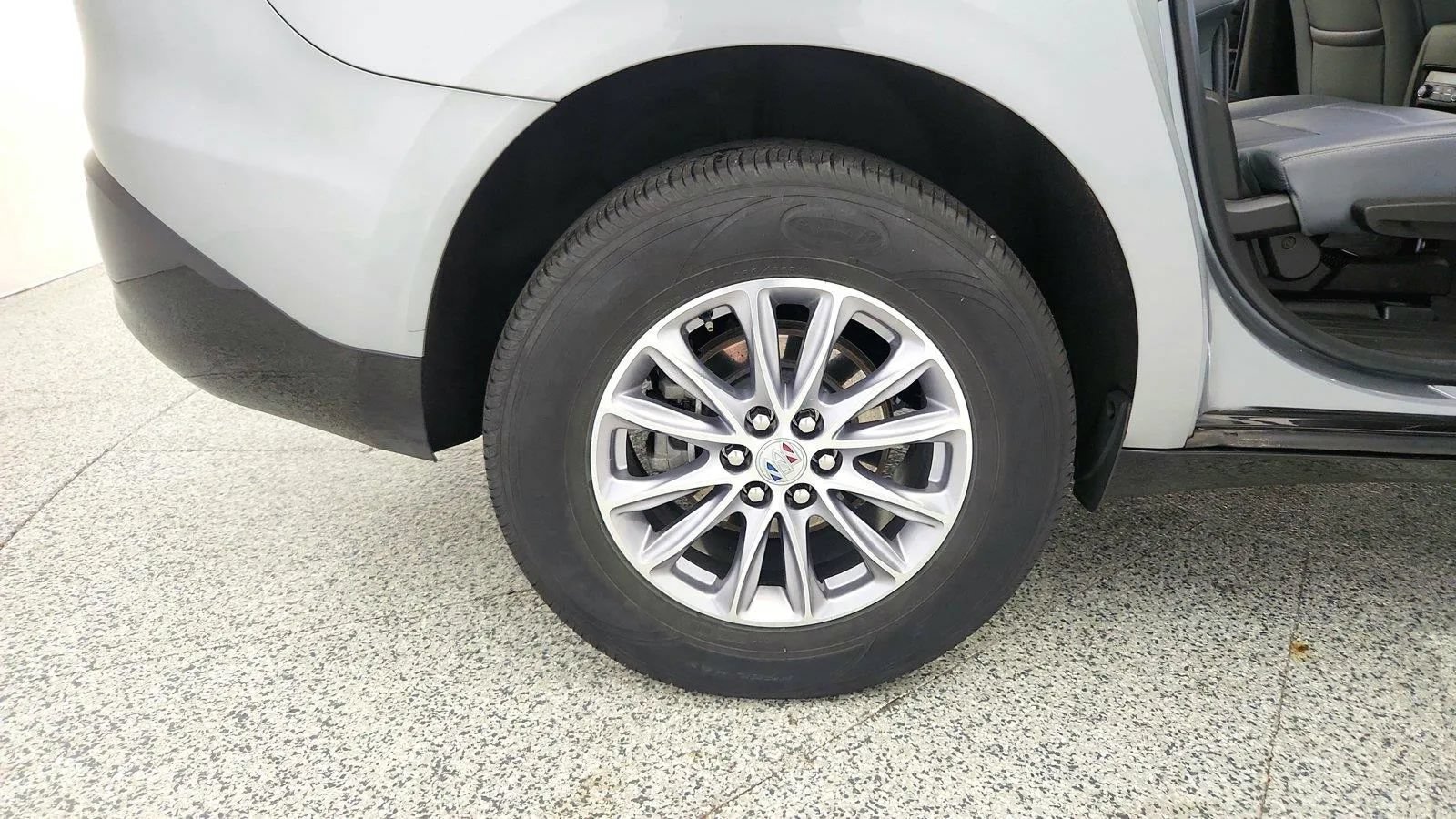 Used 2023 Buick Enclave Essence AWD/4WD image 33