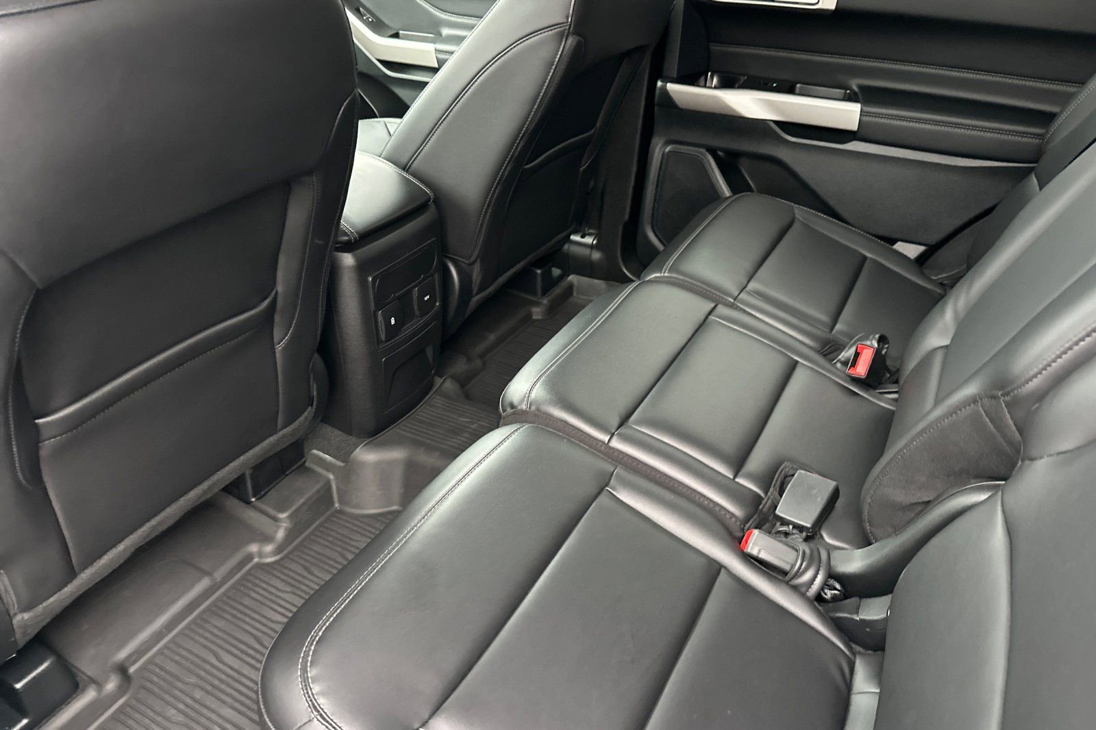 Used 2023 Ford Explorer XLT w/ Equipment Group 202A image 10