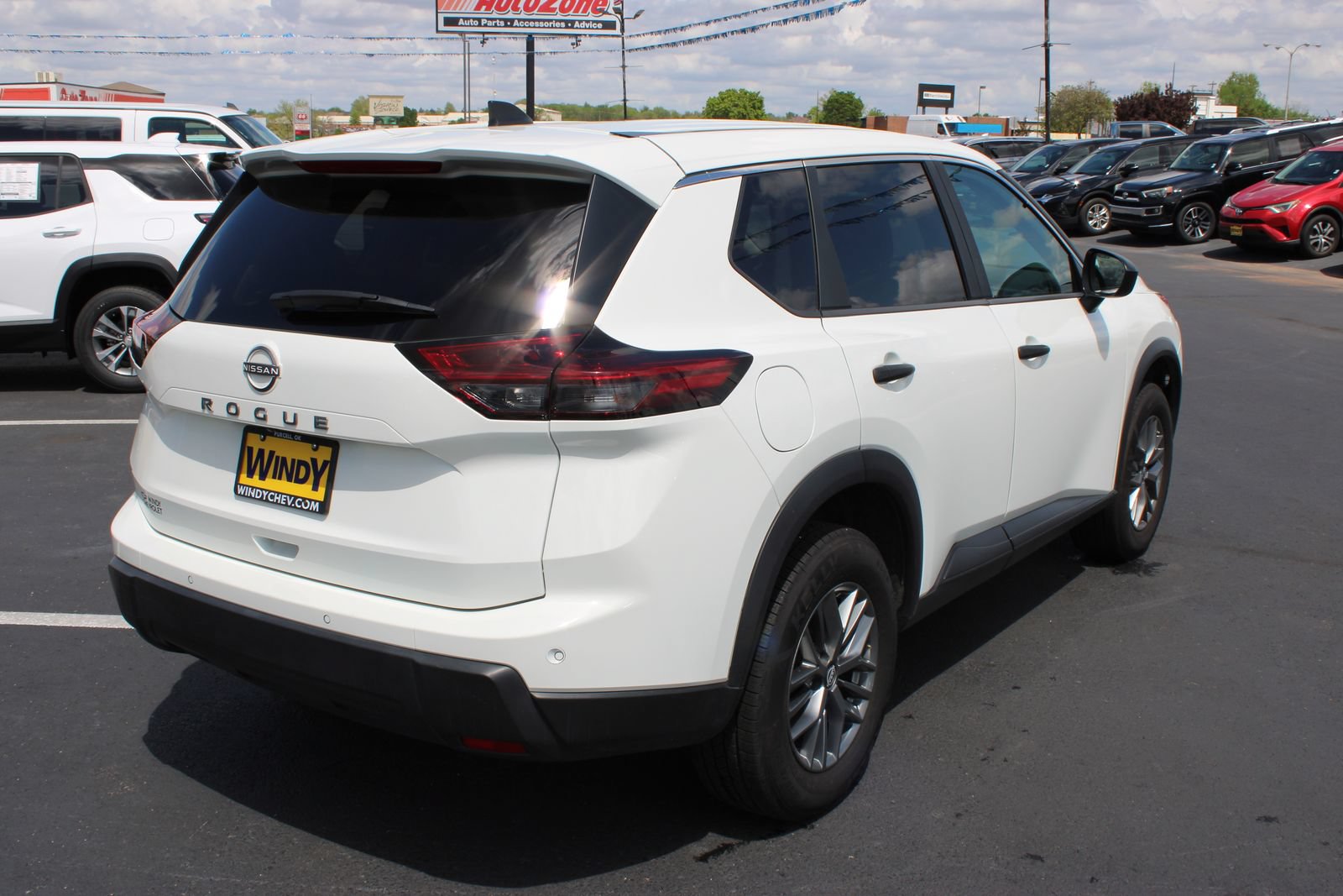 Used 2024 Nissan Rogue S FWD image 9