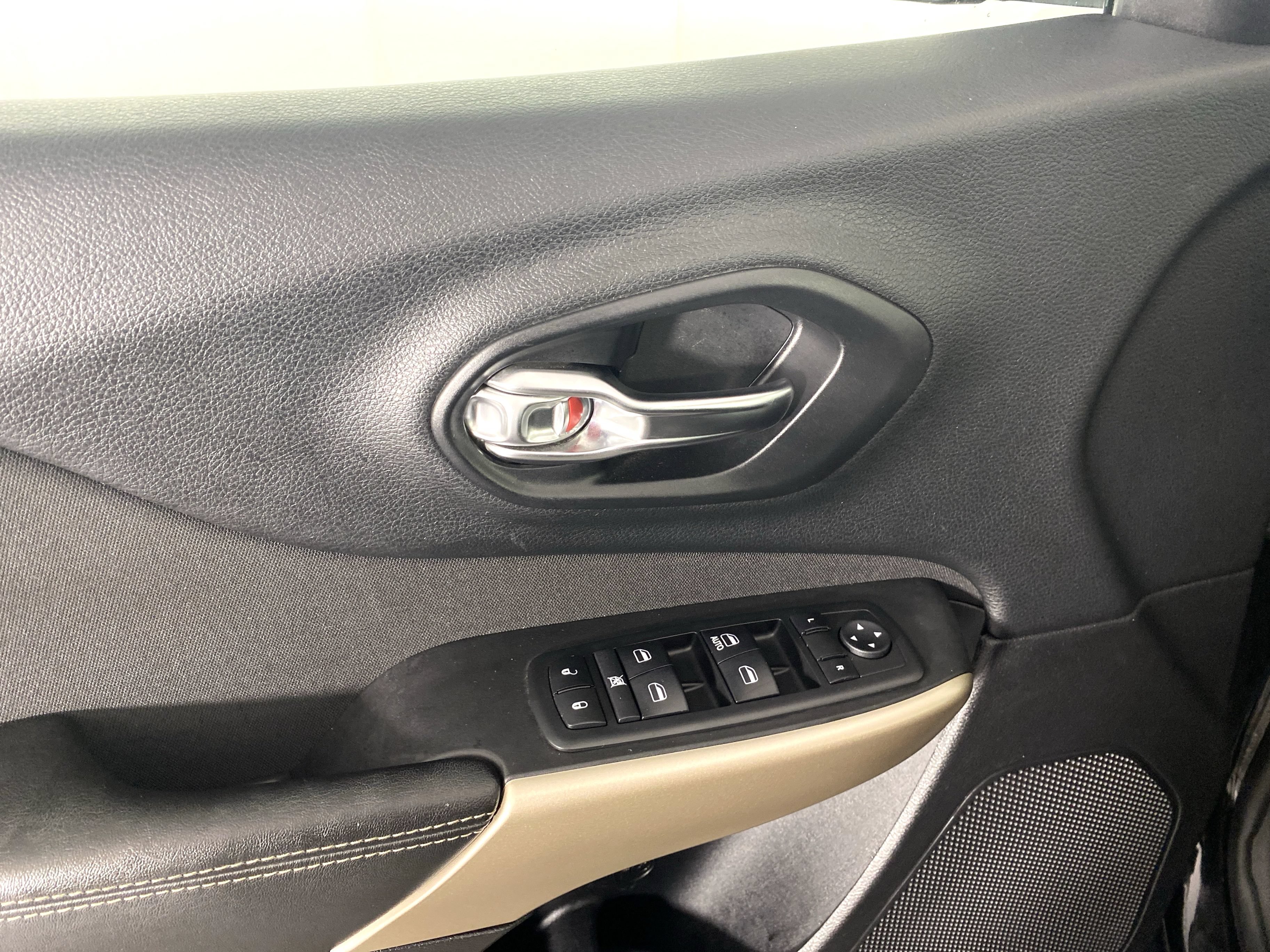 Used 2018 Jeep Cherokee Latitude w/ Safety Group AWD/4WD image 14