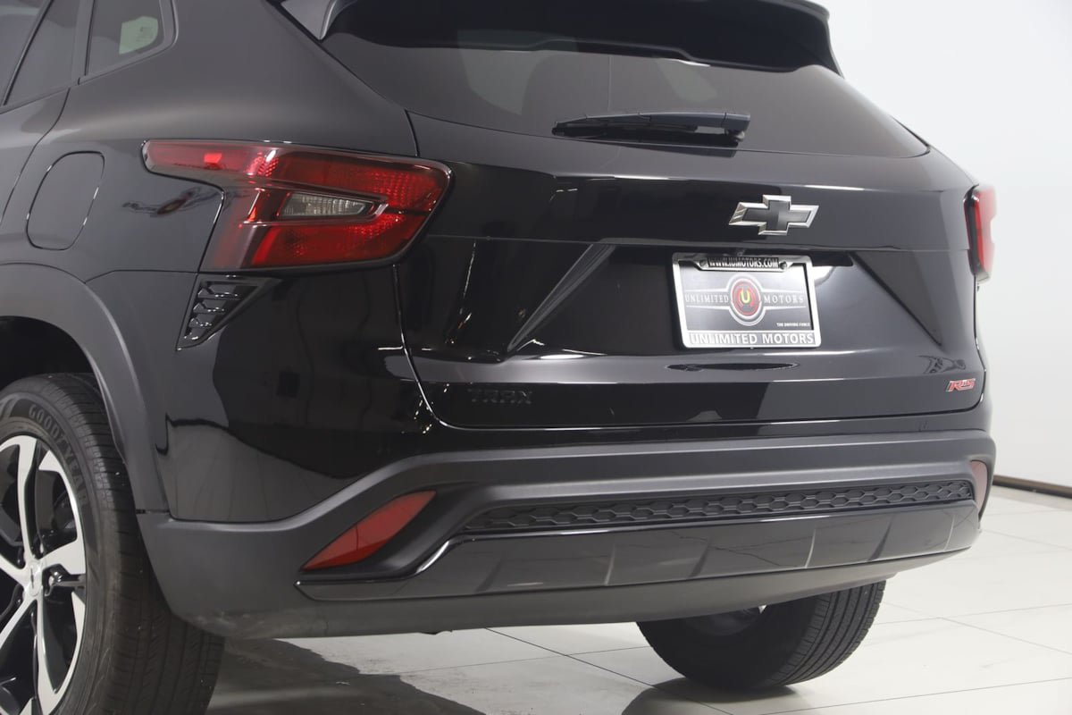 Used 2024 Chevrolet Trax RS FWD image 22