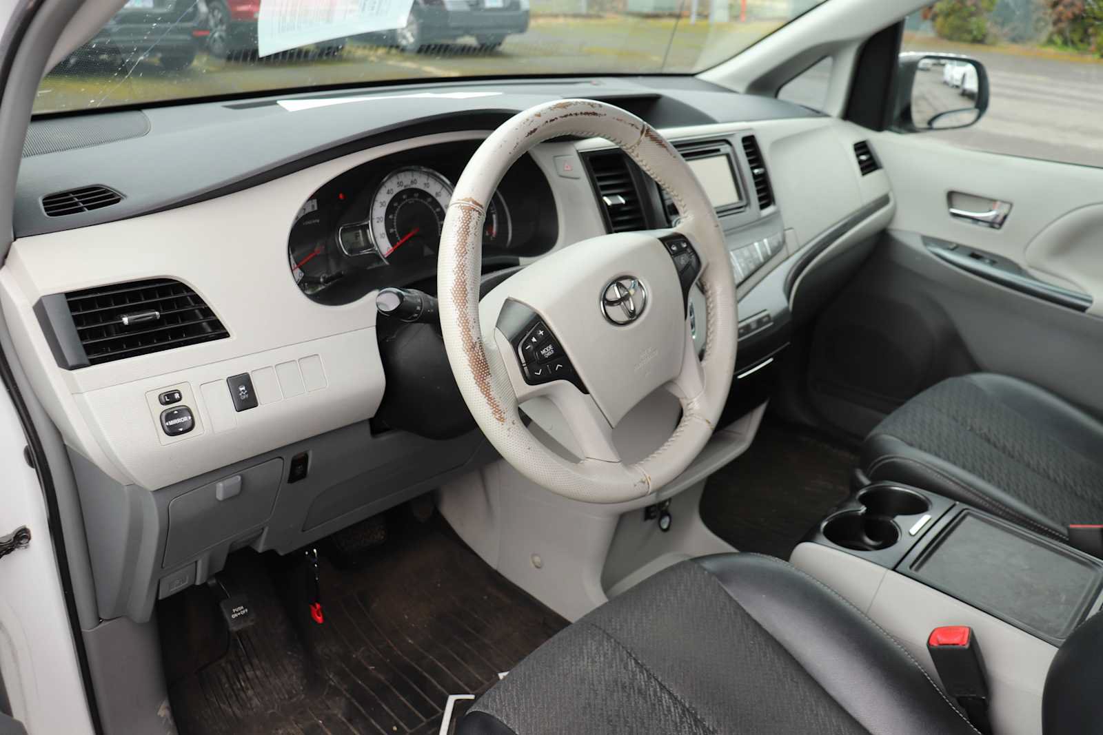 Used 2014 Toyota Sienna SE FWD image 10