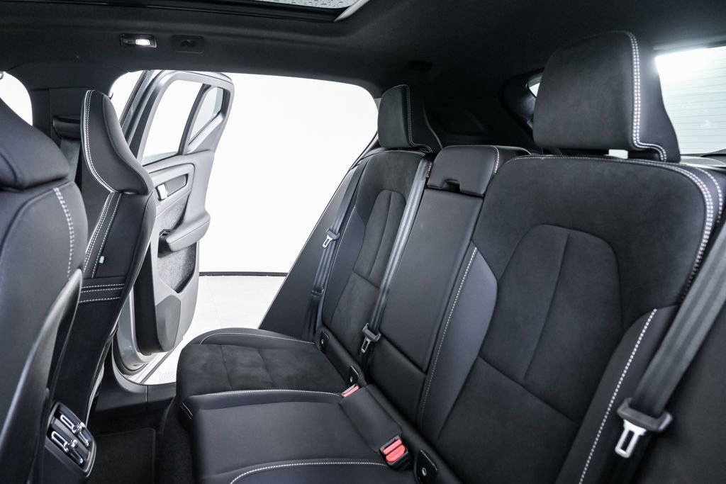 Certified 2025 Volvo XC40 B5 Plus image 22
