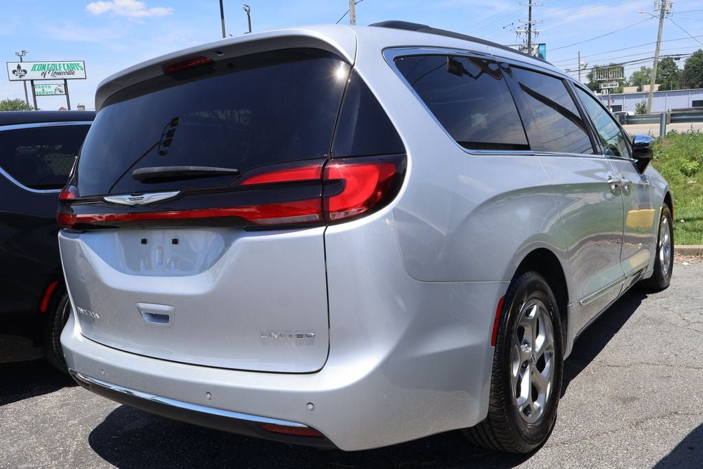 Used 2023 Chrysler Pacifica Limited FWD image 3