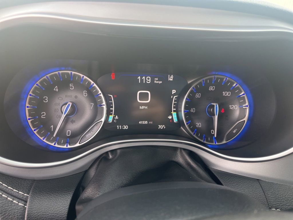 Used 2025 Chrysler Pacifica Limited image 14