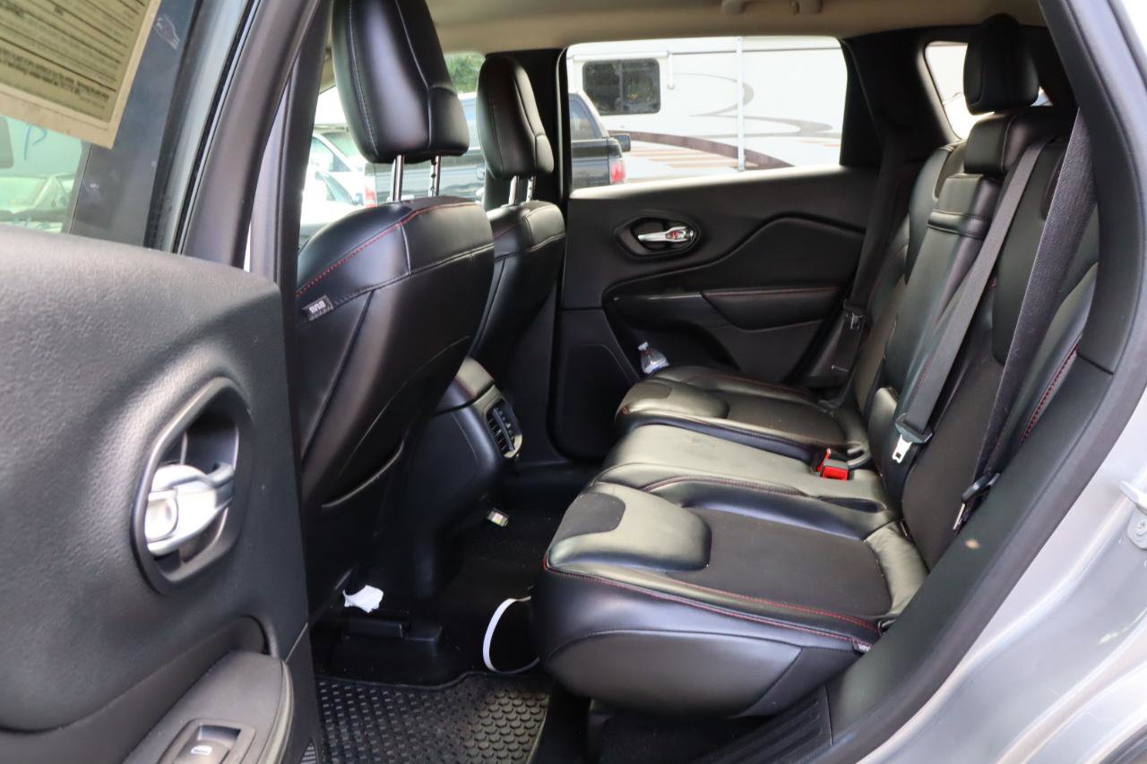 Used 2015 Jeep Cherokee Trailhawk AWD/4WD image 7