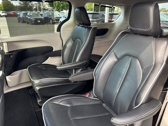 Used 2023 Chrysler Pacifica Limited w/ Uconnect Theater Family Group FWD image 27