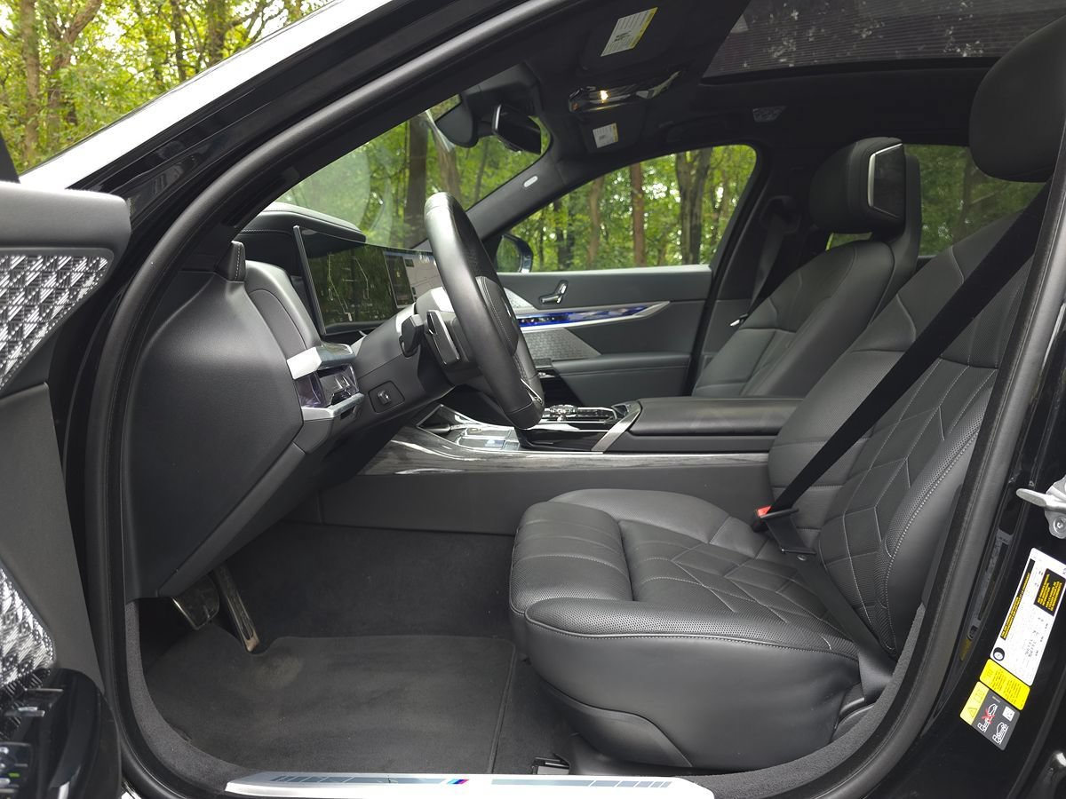 Used 2023 BMW i7 xDrive60 w/ Parking Assistance Package AWD/4WD image 11