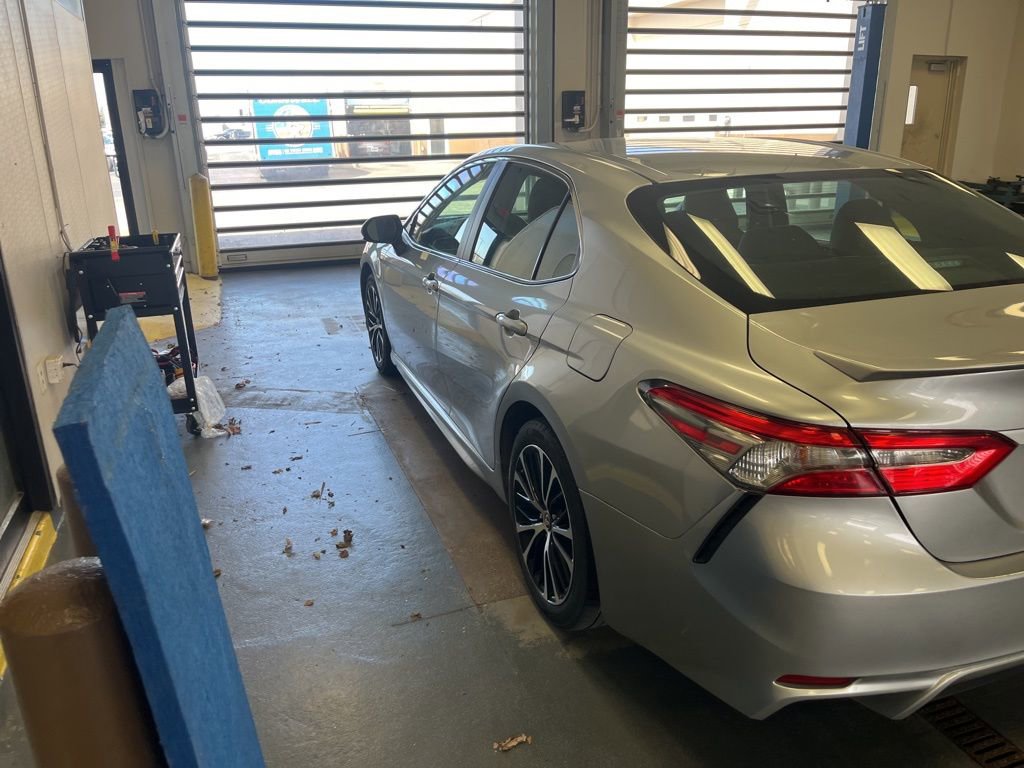 Used 2018 Toyota Camry SE image 5