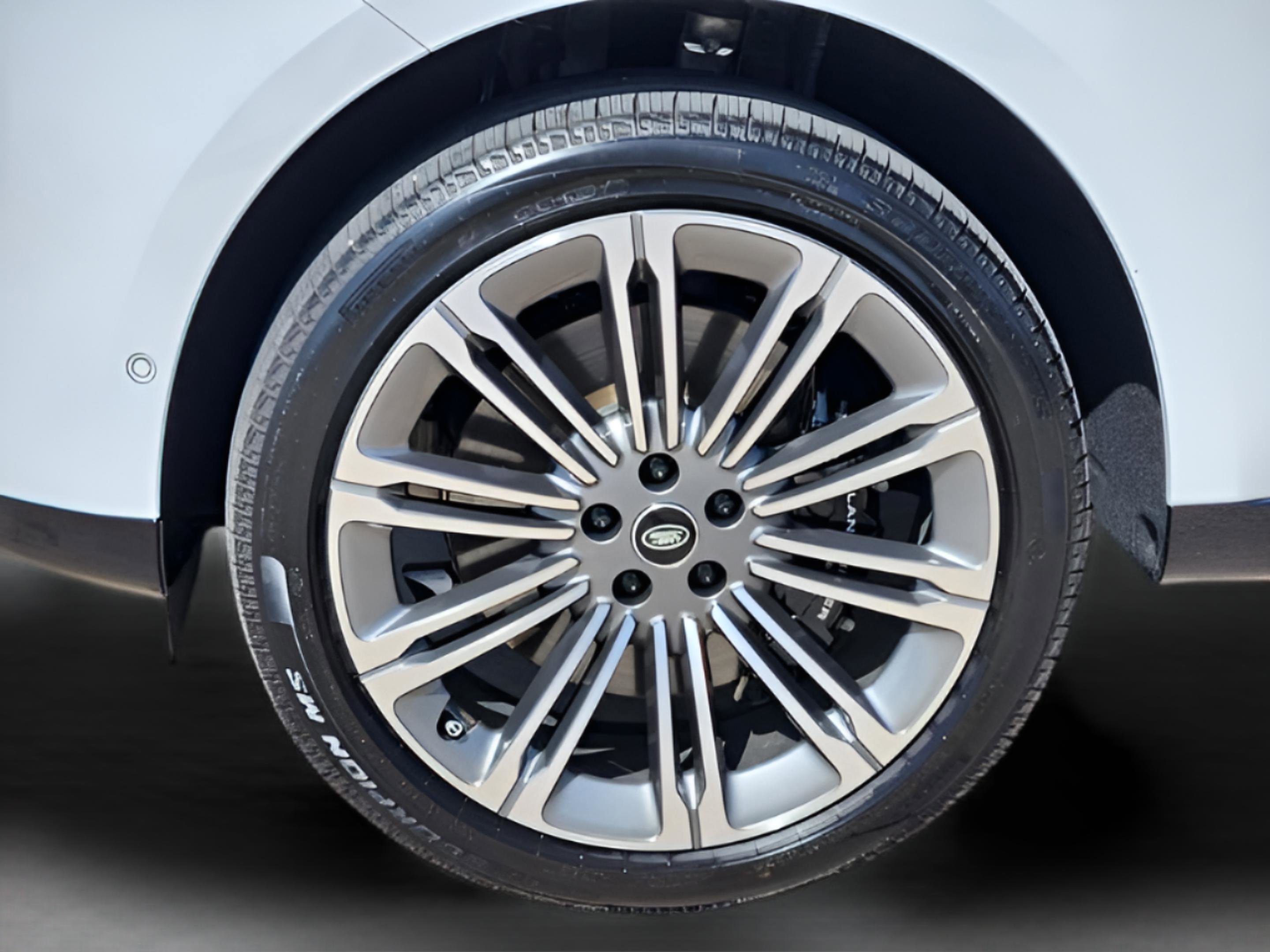 Certified 2025 Land Rover Range Rover SE image 38