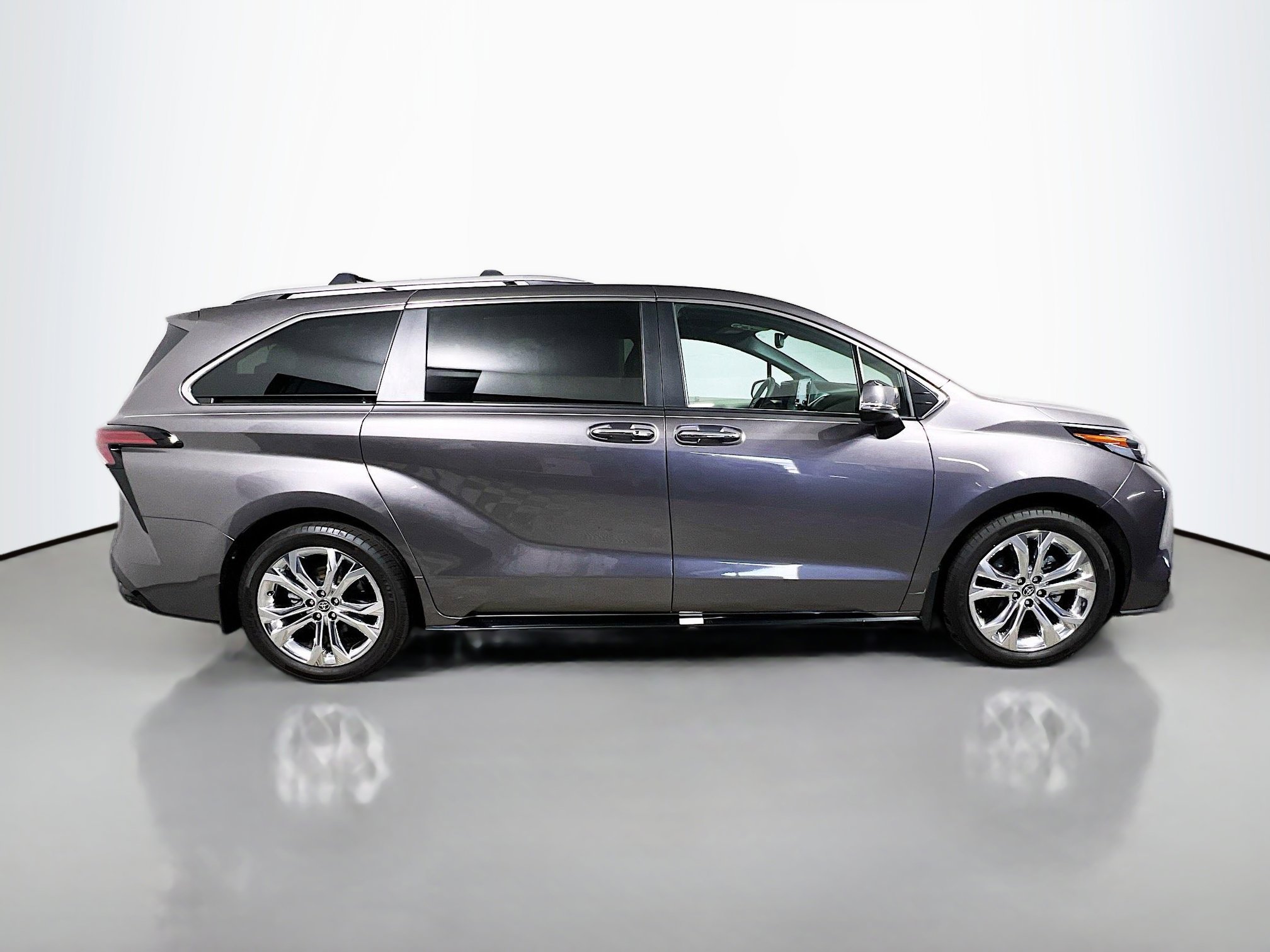 Used 2024 Toyota Sienna Platinum image 3