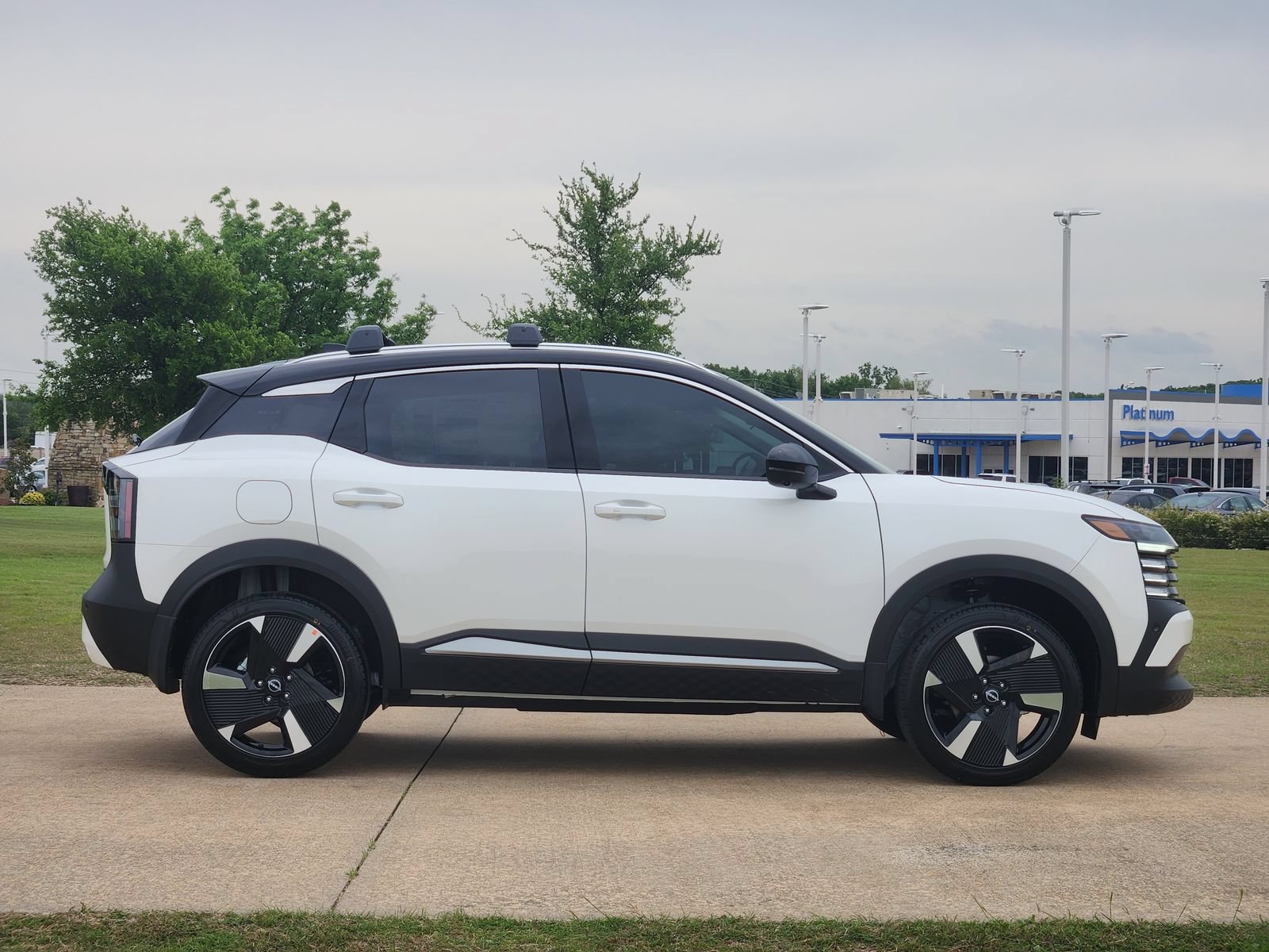 New 2026 Nissan Kicks SR w/ Cold Weather Package FWD image 7