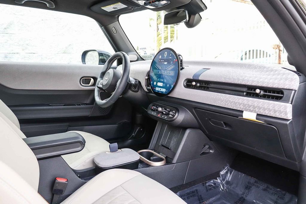 Used 2025 MINI Cooper 2-Door Hardtop image 13