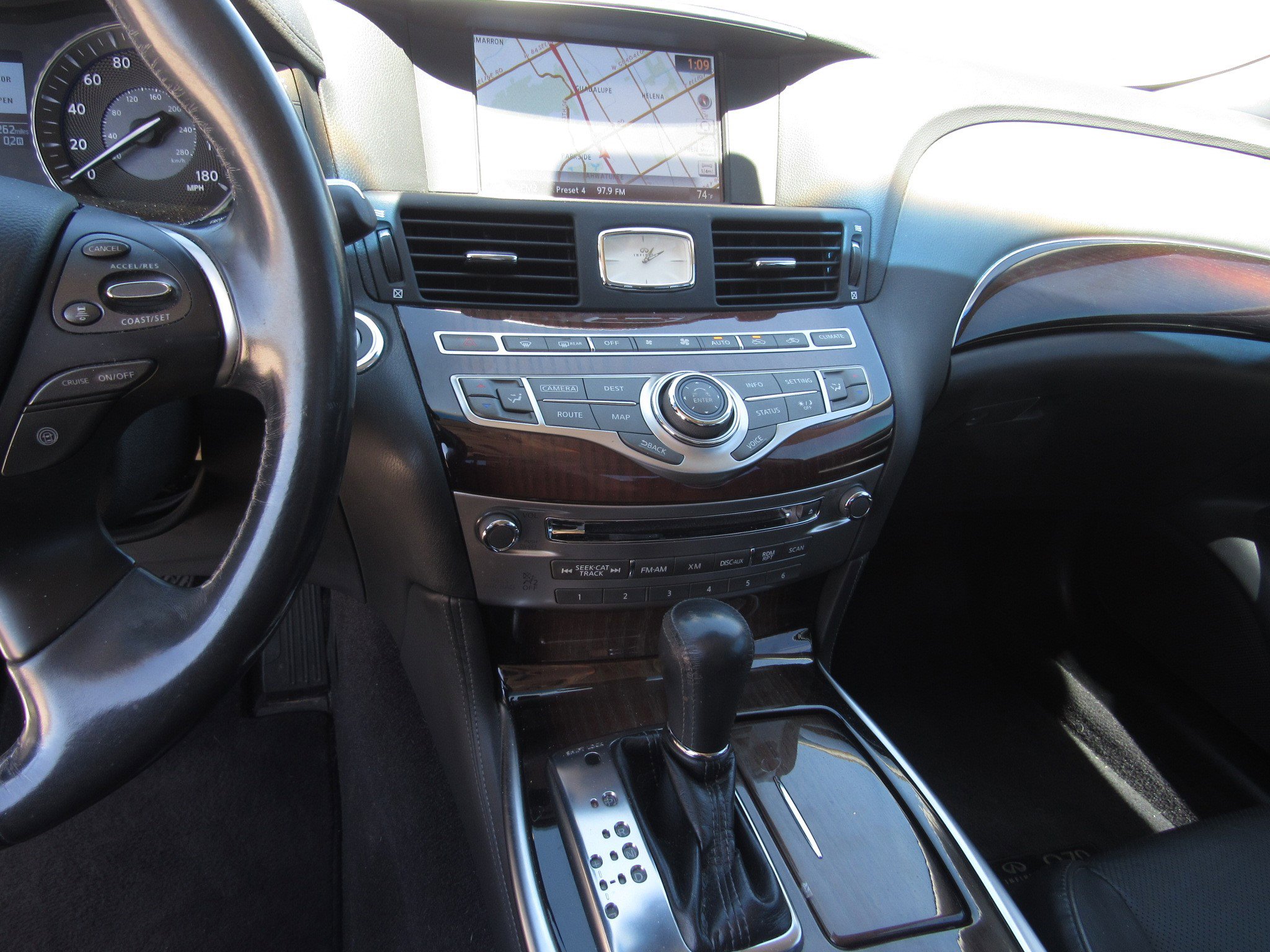 Used 2016 INFINITI Q70 L 3.7 w/ Deluxe Touring Package image 17