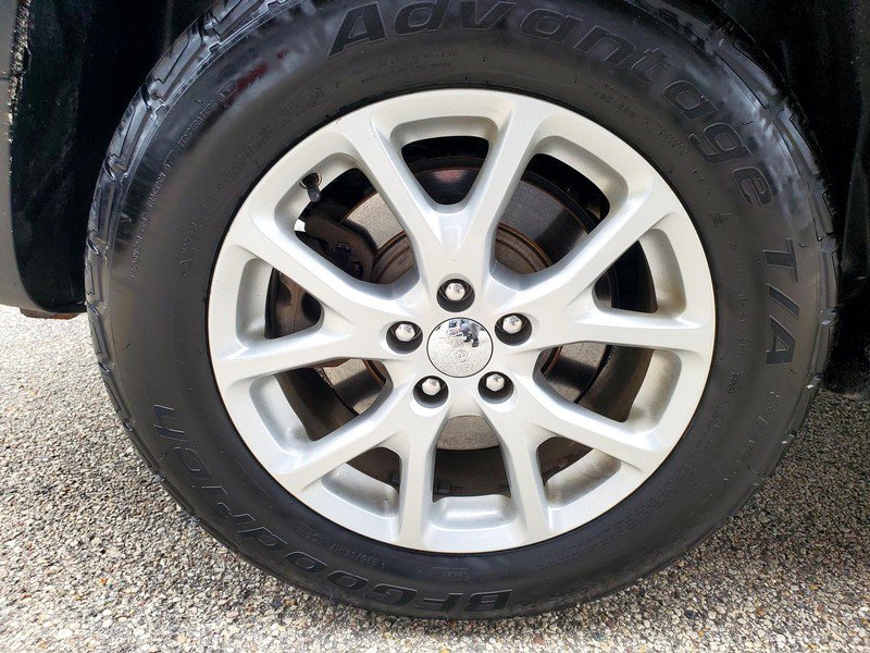Used 2015 Jeep Cherokee Latitude w/ Cold Weather Group AWD/4WD image 17