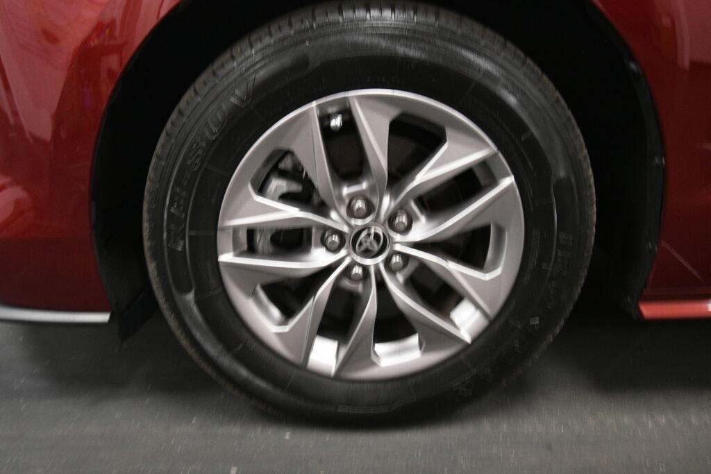 Used 2021 Toyota Sienna LE FWD image 32