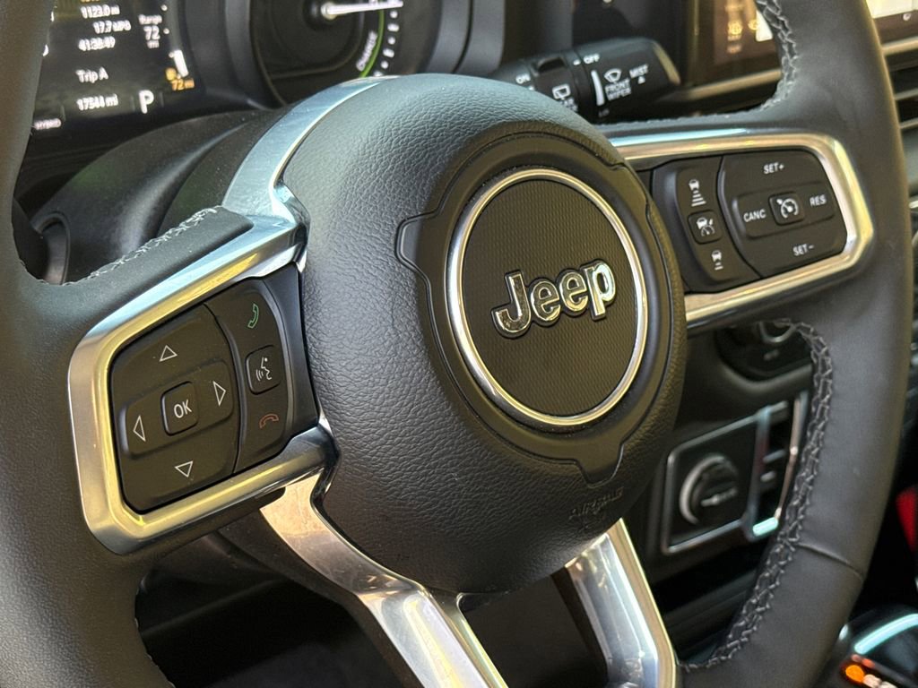 Used 2025 Jeep Wrangler Unlimited Sahara image 25