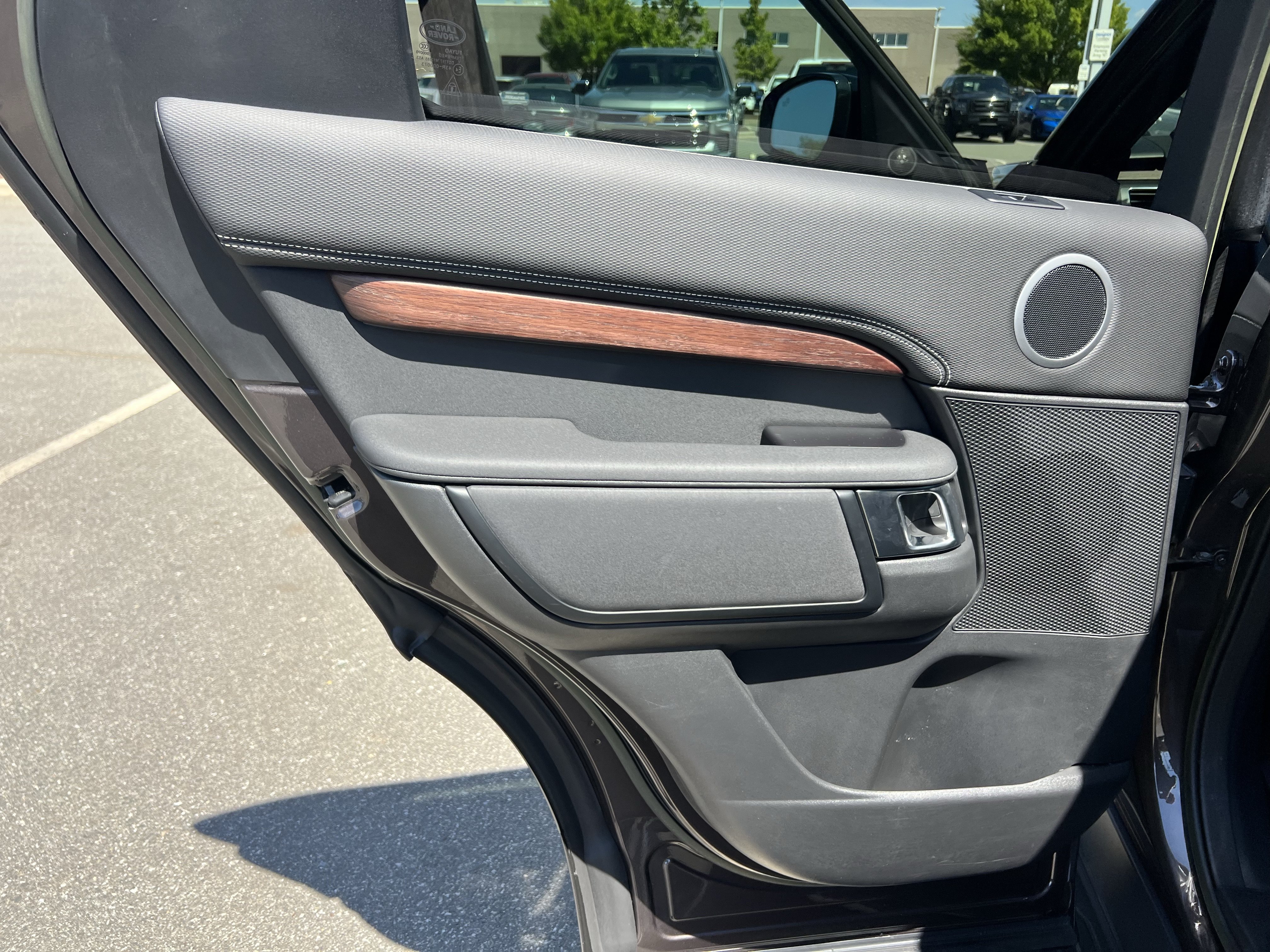 Certified 2023 Land Rover Discovery Metropolitan Edition AWD/4WD image 31