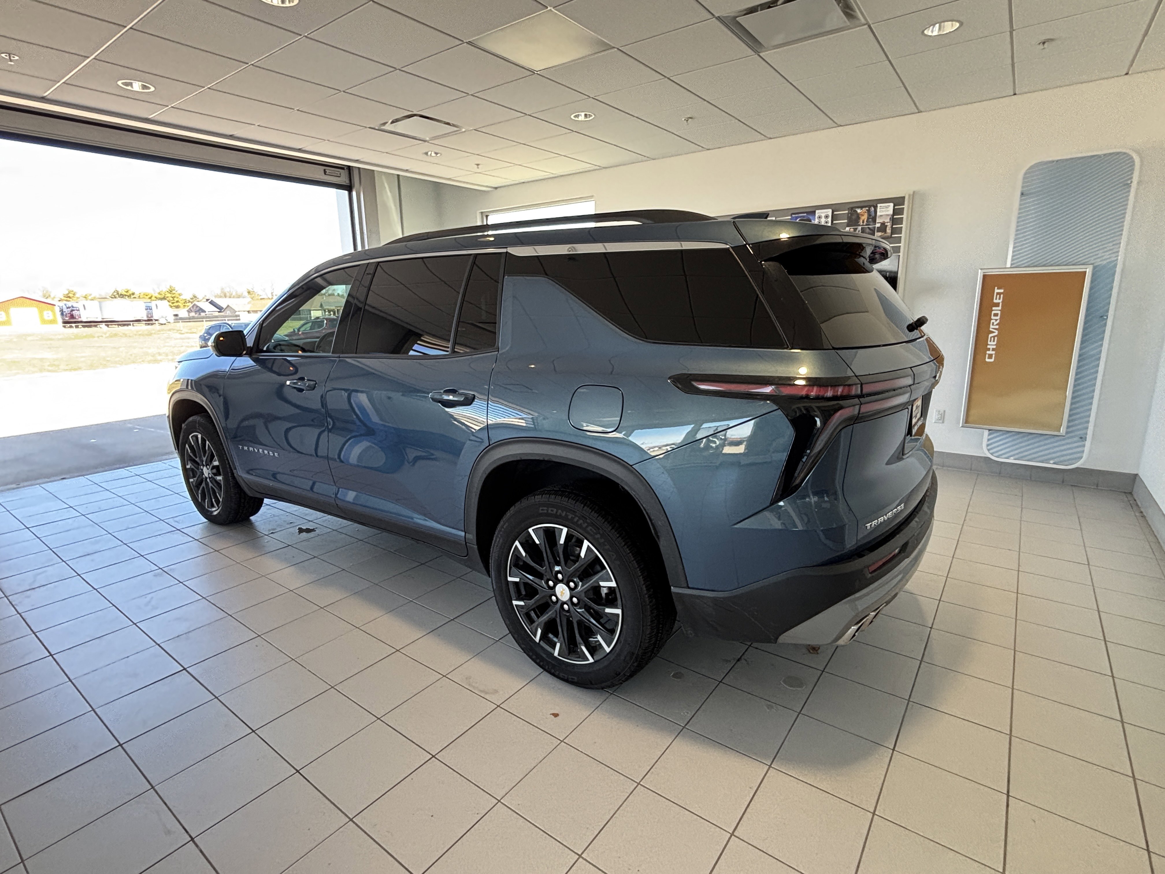 Used 2025 Chevrolet Traverse LT w/ Sun and Wheel Package image 3