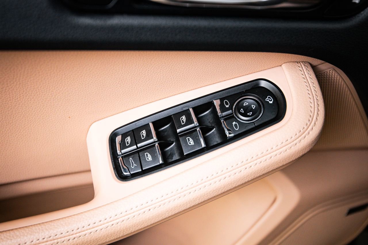 Certified 2025 Porsche Macan AWD/4WD image 22