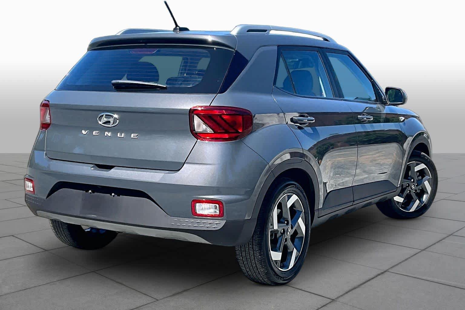 Used 2024 Hyundai Venue SEL FWD image 13