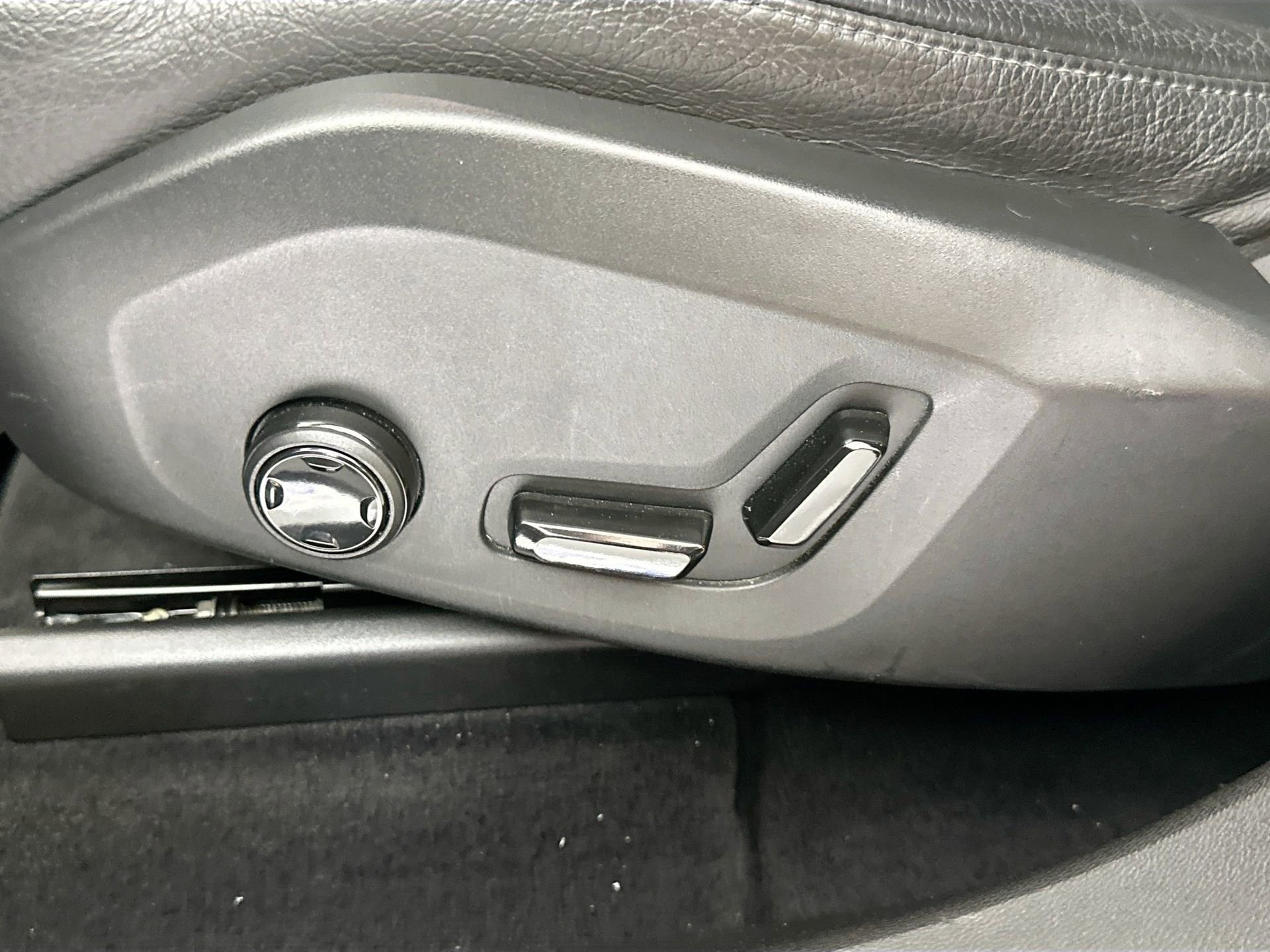 Certified 2018 Volvo XC60 T5 Momentum w/ Convenience Package image 21